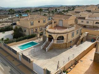 Chalet  N/a. Villa con piscina privada en urbanización montecid