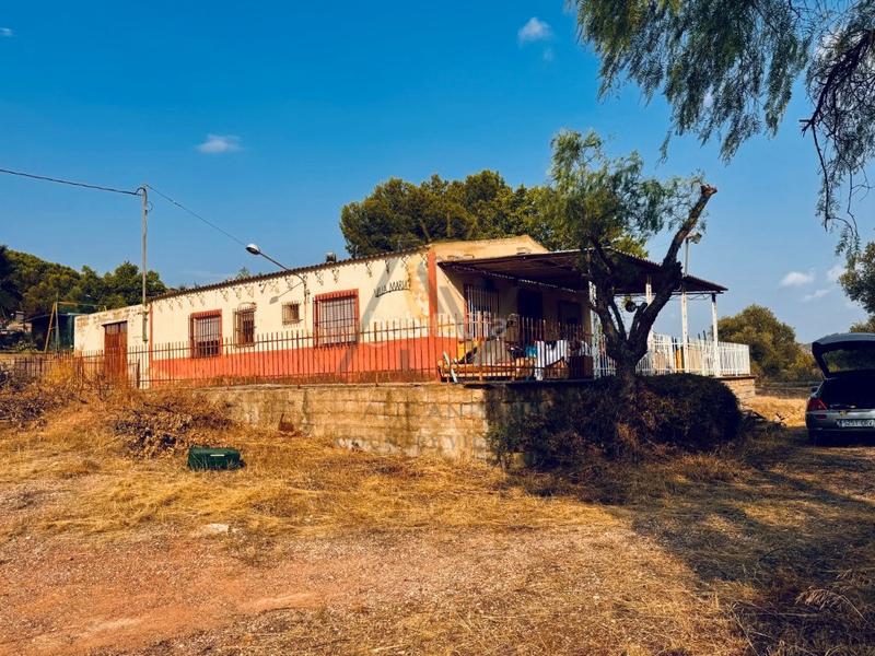 Foto 952e7b9c-5a90-40c0-ae69-1b585a9e7be0. Masía casa de campo con piscina, edificaciones exteriores y nave en Romana (la)