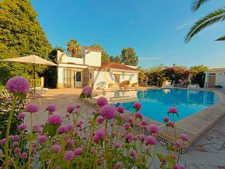 Xalet  Poligono 26 paraje 33 c tenien. Refugio mediterráneo entre piedra, luz y cielo