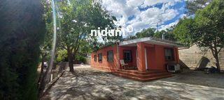 Chalet in Xàtiva. Chalet en venta en xàtiva, con piscina y parcela urbana de 900m.