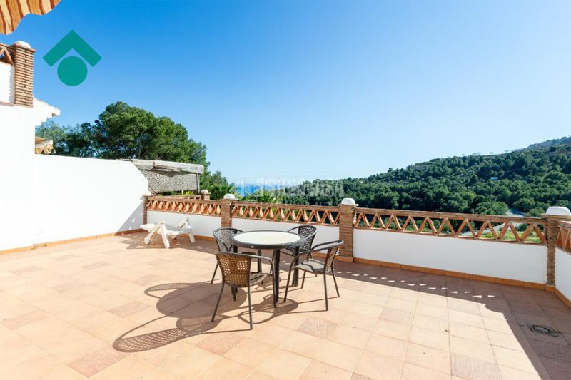 Foto c1150cec-7506-486d-8a75-bdefed0777fa. Casa aparellada amb aparcament piscina a Urb. San Antonio Almuñécar