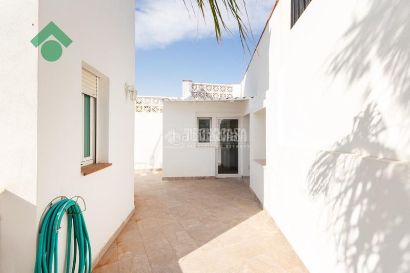 Foto dc6b675f-56e6-4aa8-bb59-b8c2cc74506f. Casa aparellada amb aparcament a Cotobro Almuñécar