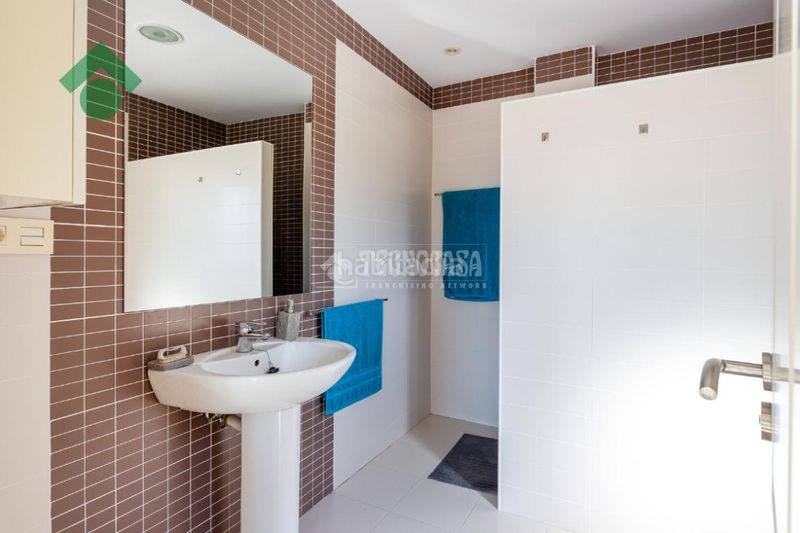 Foto b33e11ce-f71b-4a67-a399-3405854d8477. Casa amb aparcament a Urb. San Antonio Almuñécar