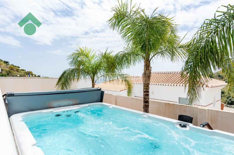 Foto f74332a3-a3ba-437b-97ef-665114decd68. Casa aparellada amb aparcament a Cotobro Almuñécar