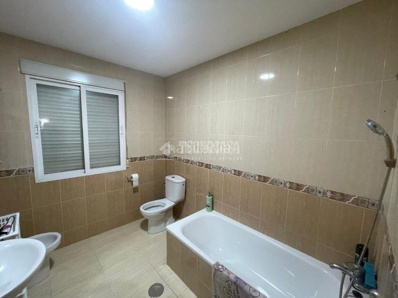 Foto e6ea2b70-99a5-4bf4-9fd7-1d1db89caefa. Casa pareada casa en venta en gevéjar en Güevéjar
