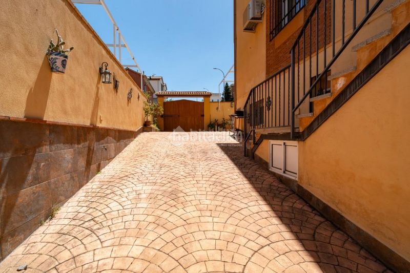 Foto 0d52e45b-8316-4f2c-8bcf-7e4f0b1141f4. Casa aparellada a Jun