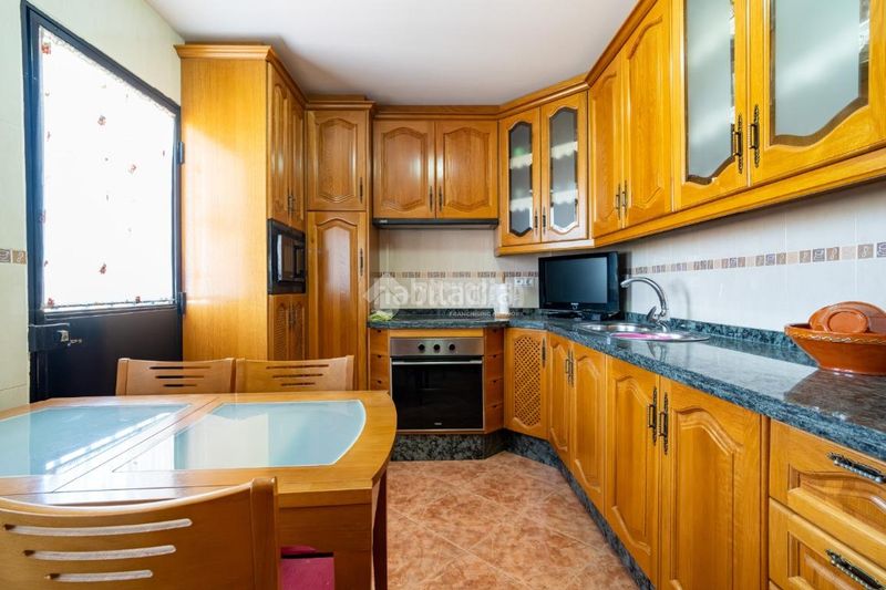 Foto 0d98b97b-b722-415b-8023-4d8fba72b092. Casa aparellada a Jun