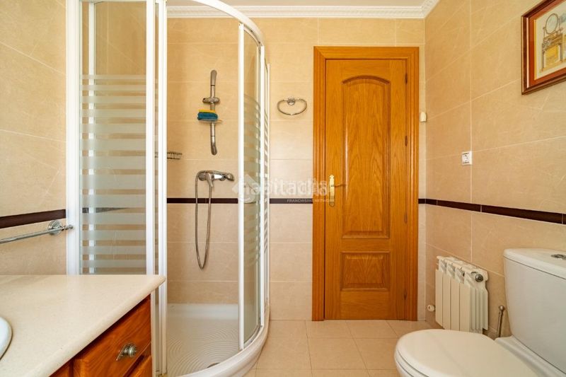 Foto 3e41c378-d5cd-4591-91e8-4ce506d89ac3. Casa aparellada a Jun