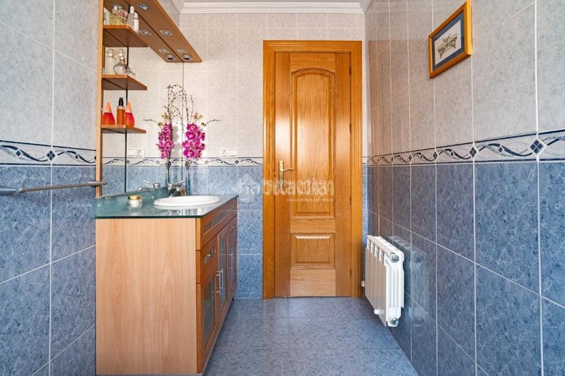 Foto 49428302-3a72-4a88-962b-7a02d3cac1e7. Casa aparellada a Jun