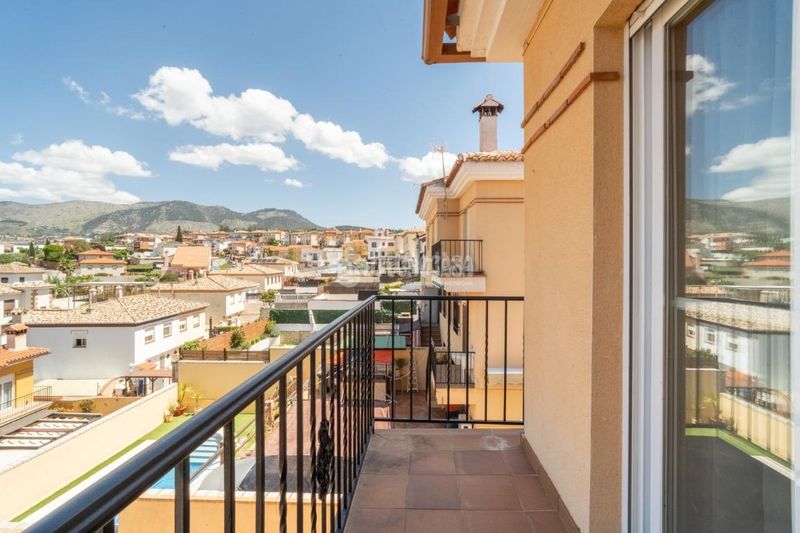 Foto e8a438d9-3eaa-450a-9263-cf926d0b51d8. Casa aparellada a Jun