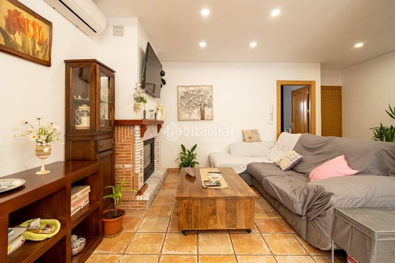 Foto c84172e2-1378-4df2-b72d-d2c60d25f12a. Casa aparellada a Peligros