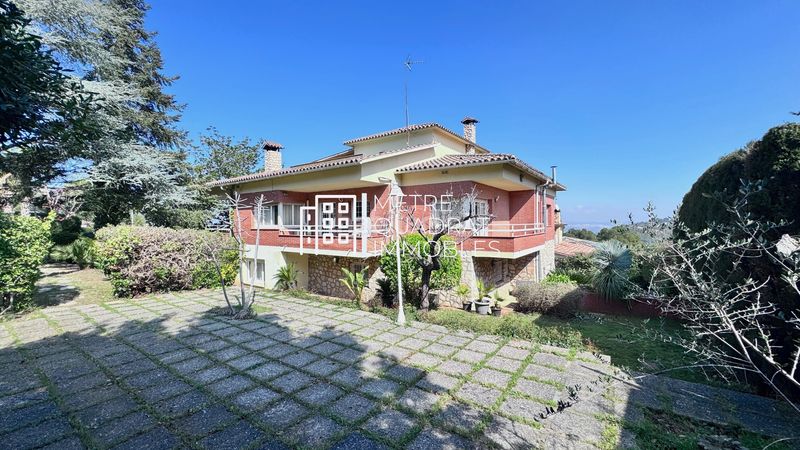 Foto 02a89f39-ba06-4409-bd25-0574d5eeede2. Casa en Corbera de Llobregat