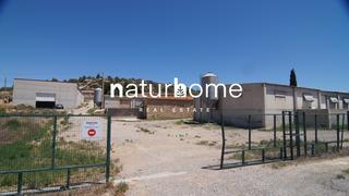 Nau industrial a Carrer calvari 43. Explotación ganadera de aves con granjas y almacenes les garrigu