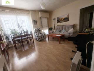 Pis a Las Viñas. Piso en zona tres cruces de tres habitaciones