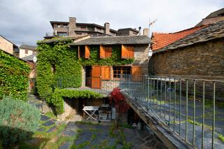 Masia a Bolvir. Conjunto de dos casas en venta en bolvir