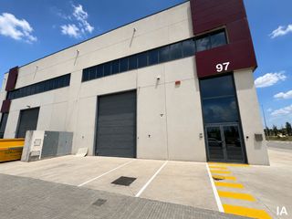 Fabrikhalle in Can Illa. Nave industrial esquinera con amplias zonas exteriores y oficina