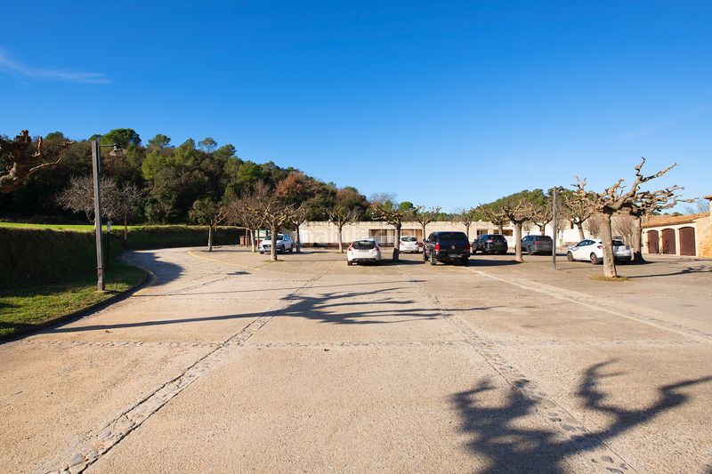 Foto 4264f2fa-8243-4089-8d25-3b03db7c9895. Masia amb xemeneia aparcament a Crespià