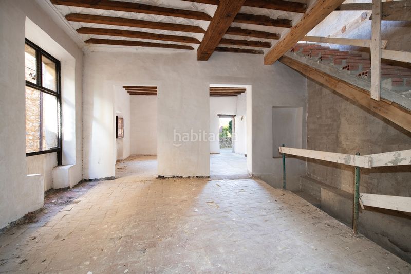 Foto 517732c7-f85d-4e60-b504-a66e1218938c. Masia amb xemeneia aparcament a Crespià