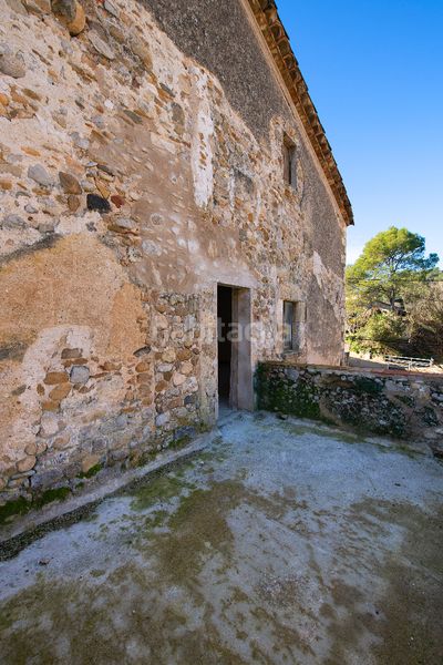 Foto a5bf5960-b1d5-4fe7-8bee-6accb77d0d4d. Masia amb xemeneia aparcament a Crespià