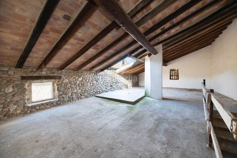Foto b1025630-5a79-4763-91a7-e031b8659591. Masia amb xemeneia aparcament a Crespià