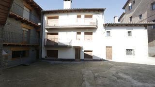 Édifice dans Santa Maria de Corcó. Vivenda en planta baixa més dues plantes altes amb façana al car