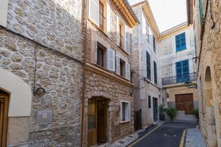 Casa aparellada  Carrer del sol. Casa pareada con ascensor en el centro de sóller
