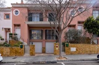 Casa adossada  Carrer del rector bartomeu martorell. Chalet adosado con parking en son xigala
