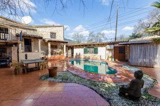 House  Carrer ca's cosí. Casa de pueblo en capdellà con parking para 4 vehículos y piscin