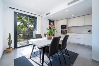 Attique  Carrer de maribel. Ático con solarium privado, parking doble y amplios espacios en