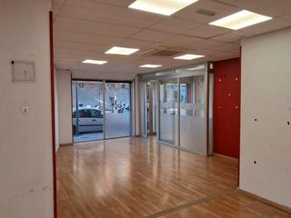 Location Local commercial  Carrer de sant vicenç de paül. Excelente local comercial con gran terraza en can capiscol.