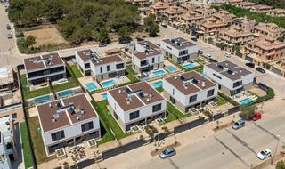 Casa bifamiliare  Carrer del ropit. Chalet pareado con piscina propia, jardín y aparcamiento en puig