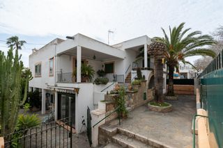Casa aparellada  Carretera andratx. Casa pareada con jard�n, terrazas y sol�rium en portals nous