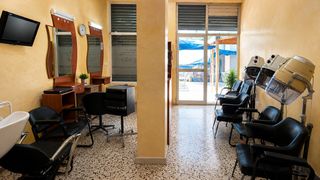 Local Comercial  Carrer d'andreu feliu. Local comercial a pie de calle con escaparate en bons aires.