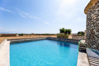 Landgut in N/a. Finca rústica con pozo, luz gesa y proyecto con piscina.