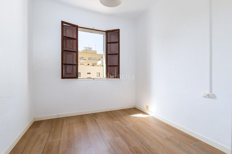 Foto ad7e51f0-a79a-4b5c-94a2-a18ac8ea70e8. Àtic amb xemeneia a Arxiduc Palma de Mallorca