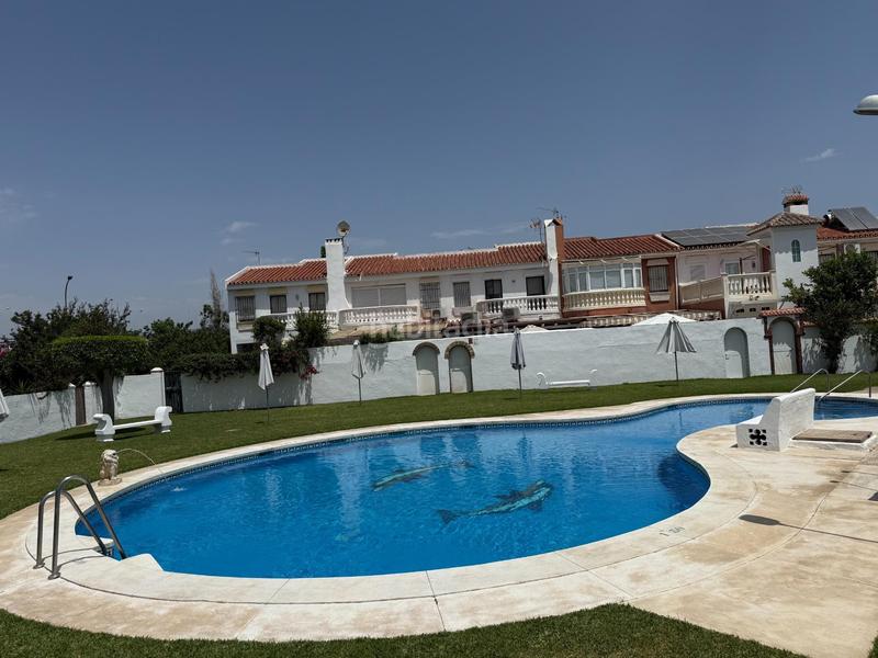 Foto 21576d33-c701-47b5-a5cd-d3925013c554. Maison jumelée avec parking dans Guadalmar Málaga