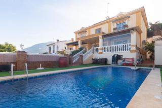 Xalet a Jardines de Alhaurín-Huerta Alta-Fuensanguínea. Chalet independiente en venta en calle martinete