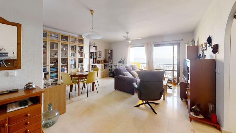 Foto d1da93cd-8b9e-41db-93d7-281f4b1c72a4. Piso vivienda única en primerísima línea con vistas de crucero en Benalmádena