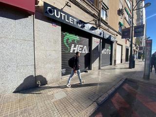 Lloguer Local Comercial a La Petxina. Local en alquiler con dos huecos a fachada en pérez galdós.