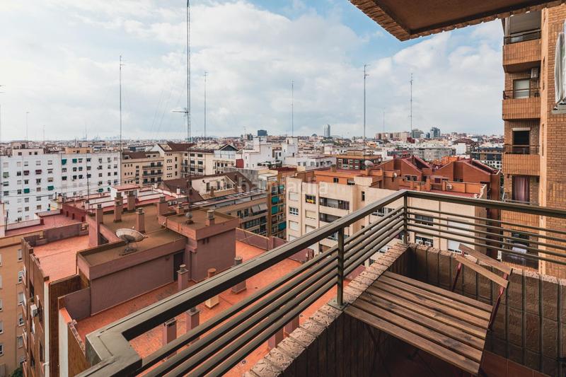 Foto 26a2dbee-482b-4dc5-8ff4-6f8f7fdef776. Pis a Mestalla Valencia