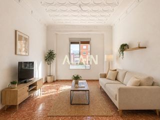 Etagenwohnung  Avenida del puerto. Vivienda amplia con techos emblemáticos y gran potencial en zona