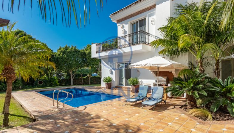 Foto 214897f2-61a0-48e8-80cc-a6f2d761821c. Casa amb aparcament piscina a Puerto Banús Marbella