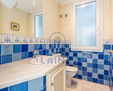 Foto 4c63a246-cc89-42e5-b79f-5f8b2a35480d. Casa amb aparcament piscina a Puerto Banús Marbella