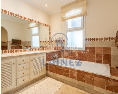 Foto a0ea0eae-96ed-4b1a-82d6-4783571fc9c3. Casa amb aparcament piscina a Puerto Banús Marbella