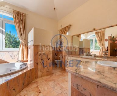 Foto bb11bb48-c3c6-456f-9e01-1aa4061f5c27. Casa amb aparcament piscina a Puerto Banús Marbella