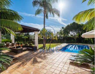 Foto f70b195f-caa8-40d2-b6cf-aa1932f120f5. Casa amb aparcament piscina a Puerto Banús Marbella