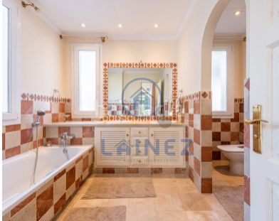 Foto ffe313ec-2f87-4d88-9c83-b181a05a5d76. Casa amb aparcament piscina a Puerto Banús Marbella