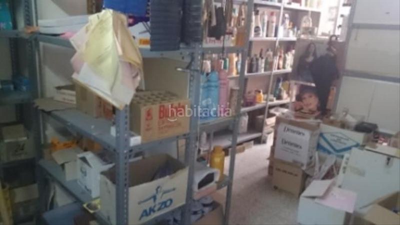 Foto 74cecf6a-a04d-494d-81aa-5f54e7208d3e. Local comercial  que dispone de dos plantas. en la planta baja nos encontramos con el local comercial que dispone de su escaparate, en Belmez
