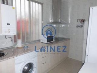Appartamento in Peñarroya - Pueblonuevo. Piso de 75 m2 con un patio que tiene 2 naves con un total de 400