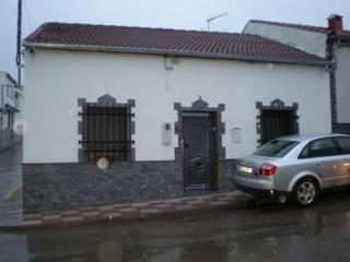 Casa a Peñarroya - Pueblonuevo. Casa compuesta por: 3 dormitorios, salón-comedor amplio, cocina,